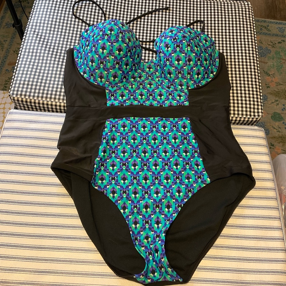 Old Navy plus size IKat print swimsuit size 1X